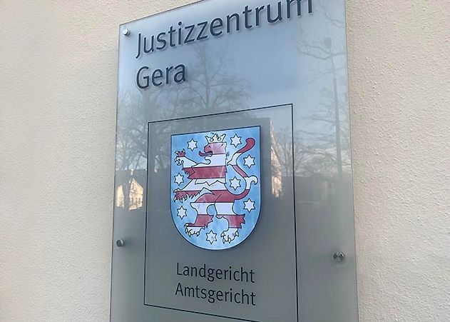 Nach dem gewaltsamen Tod einer betagten Rentnerin aus Jena-Winzerla hat das Landgericht Gera den 24-jährigen Nachbarn der Frau zu lebenslanger Haft verurteilt.