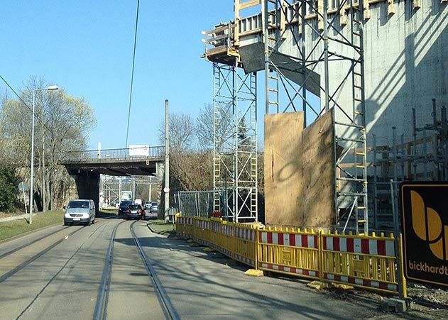 Die bevorstehenden Bauarbeiten an der Eisenbahnbrücke in der Kahlaischen Straße führen zu erheblichen Eingriffen der Straba-Linien.