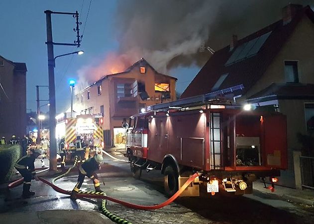 Feuerwehr im Großeinsatz: Am Montagmorgen kam es zu einem Wohnhausbrand in Kahla. Es entstand mindestens 200.000 Euro Sachschaden.
