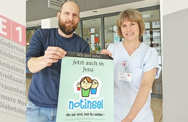 Stephan Griethe vom Familienzentrum überreicht Kathrin Grödel, Pflegeleiterin für die Kindernotaufnahme am Uniklinikum Jena, alle notwendigen Unterlagen zum Projekt Kindernotinsel.