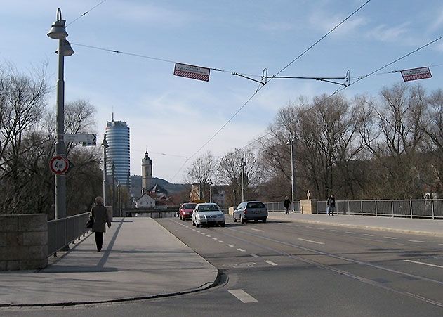Ein Mann hat gedroht die Camsdorfer Brücke in Jena in die Luft zu sprengen.