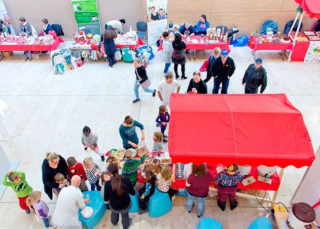 Der Weihnachtsmarkt ist nach der Premiere 2018 in diesem Jahr noch mal größer geworden: An über 20 Ständen können sich Patienten, Besucher und Mitarbeiter des Uniklinikums Jena mit weihnachtlichen Waren eindecken.