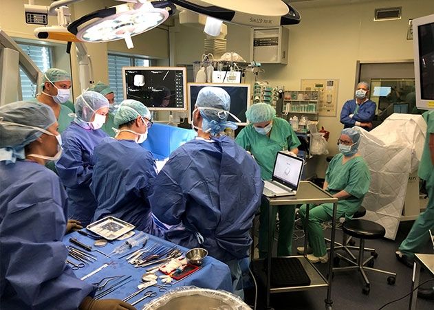 Bei der ersten Wach-Operation am UKJ arbeiteten Neurochirurgen, Neurologen, Anästhesisten und OP-Pflegepersonal Hand in Hand.