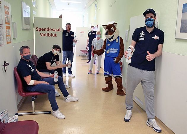 Die besondere Starting Five von Science City (v.l. Frank Menz, Dennis Nawrocki, Benjamin Engelhardt, Felix Steiner und Julius Wolf) mit Maskottchen Freddy bei ihrer Blutspende am Uniklinikum Jena.