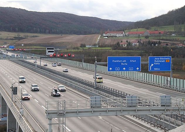 Mit über zwei Promille raste am Samstag ein Autofahrer durch den Lobdeburgtunnel und verunglückt an der Abfahrt Jena-Göschwitz.