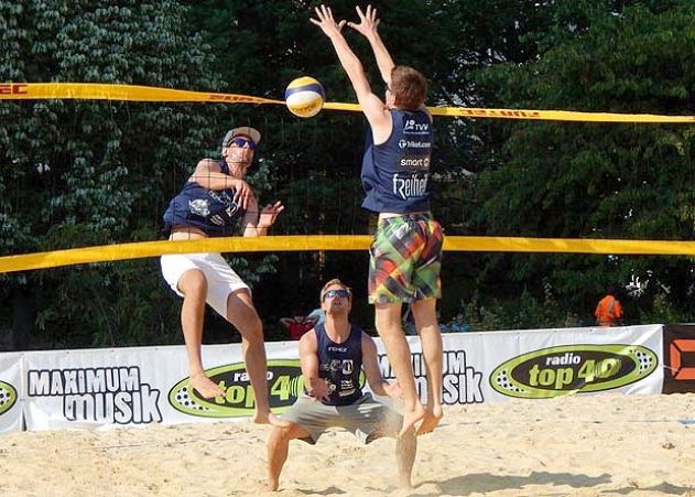 Bis zum 10. Juni schmettern die Amateure. Dann treten zur smart beach tour 2015 die deutschen Profis auf den Sandplätzen auf Eichplatz und Markt an.