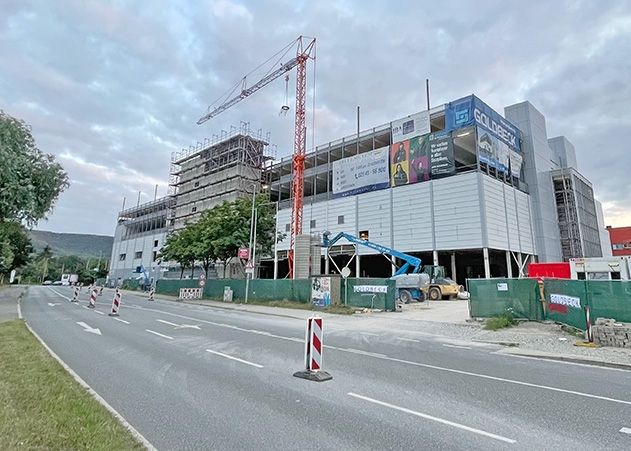 Voll im Zeitplan: Von weitem sichtbar hängt die Richtkrone über der Baustelle in der Wiesenstraße.