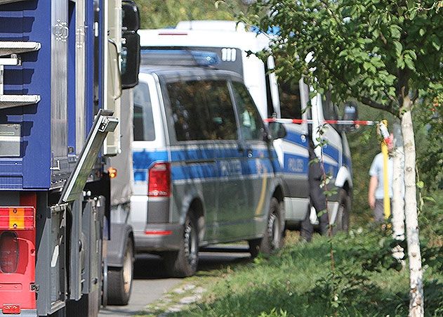 Suchhunde der Polizei finden Kopf der Leiche unterhalb der Lobdeburg in Jena.