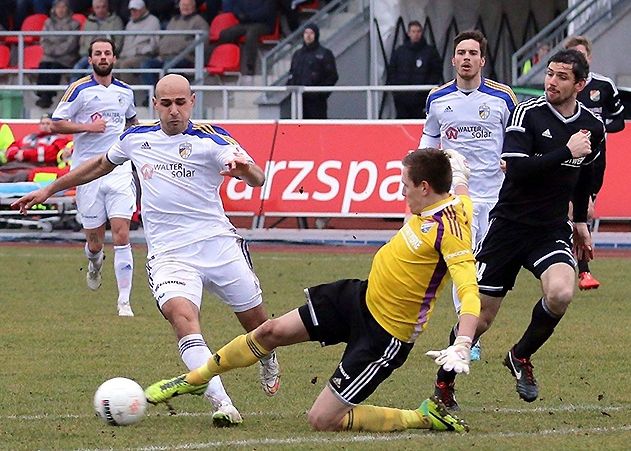 Glanzparade durch den Halberstädter Keeper Pascal Nagel gegen Jenas Stürmer Velimir Jovanovic.