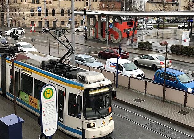 Auf Höhe des Volksbades wurde am Sonntag erneut eine Straßenbahn beschädigt.