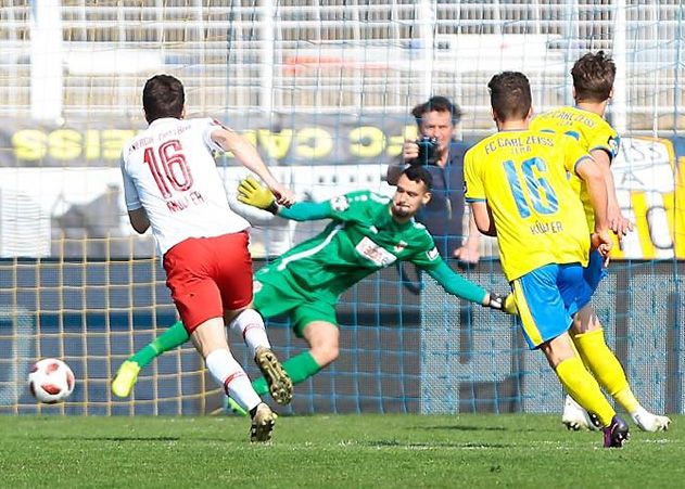 Jenas Phillip Tietz verwandelte in der 77. Minute einen Elfmeter zum verdienten 2 : 1.