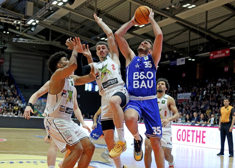 Im Duell Jenas Stephan Haukohl mit dem Quakenbrücker Nikolaos Chouchoumis.