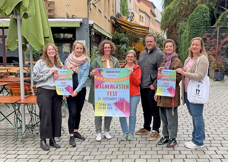 Freuen sich auf das Fest: v.l.n.r. Hanna Dittrich (Mitarbeiterin Initiative Innenstadt), Vanessa König (kabuff), Katja Jarmer (Citymanagerin Initiative Innenstadt), Angelika Weidlich (Immobilien Weidlich), Johannes Haschke (Daheme), Katja Stimmer (Fräulein Meier FACHgeschäft) und Marina Flämig (Wirtschaftsförderung Jena).