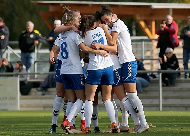 Die Frauen des FF USV Jena jubeln nach dem 1:0.