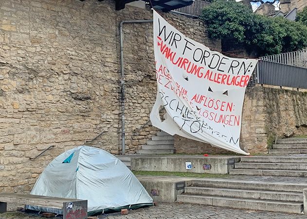 Mit einer Dauermahnwache im Jenaer Faulloch fordern die Aktivisten eine Abkehr der Abschottungspolitik.