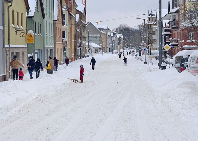 Karl-Liebknecht-Straße in Jena-Ost: Wo sich sonst Bus und Bahn durchschlängeln, war heute in der Mittagszeit reges Treiben von Fußgängern.