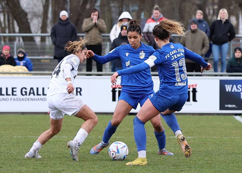 Jenas Julia Arnold und Josephine Bonsu (m.) im Duell mit der Frankfurterin Ilayda Acikgöz.