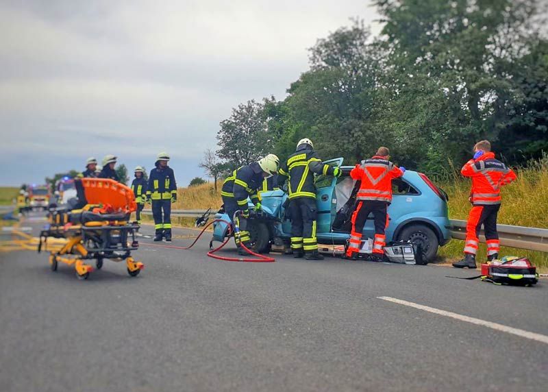Auf einer Straße in Isserstedt wurde ein Verkehrsunfall simuliert und die Freiwilligen Feuerwehren alarmiert.