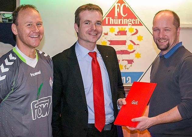 v.r.n.l. Steffen Geisendorf Trainer 1.Männermannschaft FC Thüringen Jena, Thomas Haueisen Filialleiter Sparkasse Jena-Saale-Holzland Camsdorfer Ufer, Steff en Schneider Sponsorbeauftragter FC Thüringen Jena.