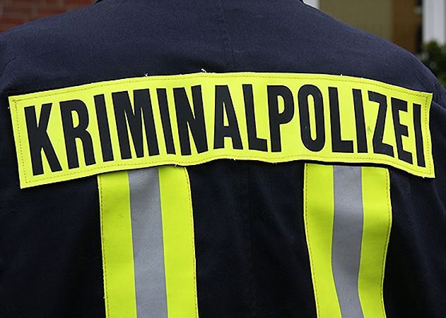 Ein Räuber hat am Sonntag einen 70-Jährigen in dessen Haus in Stadtroda überfallen.