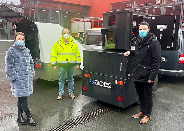 Dr. Susan Volkmann Schwind (Kommissarische Leiterin der kommunalen Ordnung), Frank Graumüller (Verkehrsüberwachung) und Benjamin Koppe (Sicherheitsdezernent) präsentieren die neuen Blitzer.