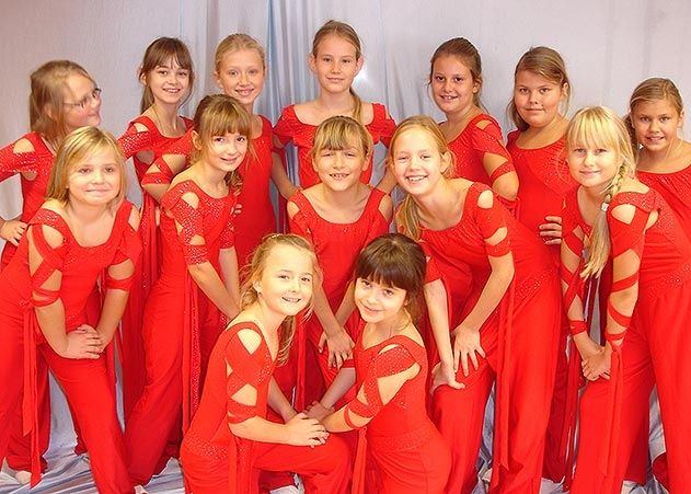 Die Kinder des Show-Balletts Formel I freuen sich auf ihren großen Auftritt.