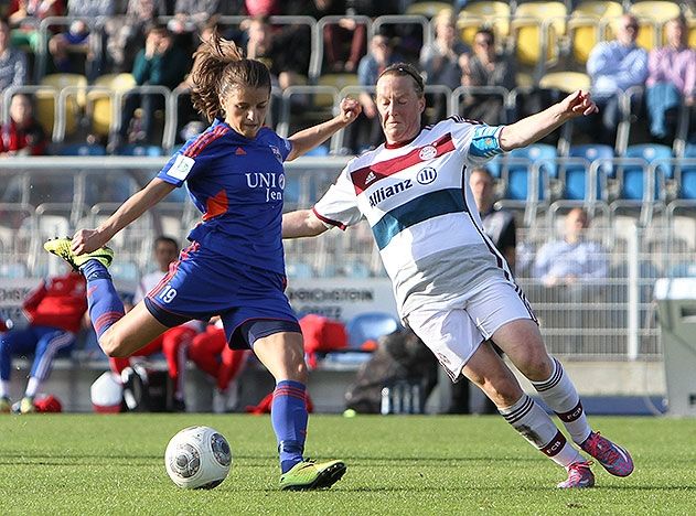 Beim letzten Aufeinandertreffen am 19. April 2015 unterlagen die Jenaer Frauen dem FC Bayern München nur knapp mit 1:2. Im Bild: Iva Landeka (Jena) und Melanie Behringer (München) im Zweikampf.