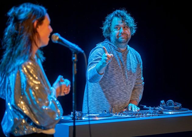 Lizzy Timmers singt, und DJ Sören Bodner legt allerlei Musik von gestern und heute im neuen Stück „Deutschkurs“ auf.