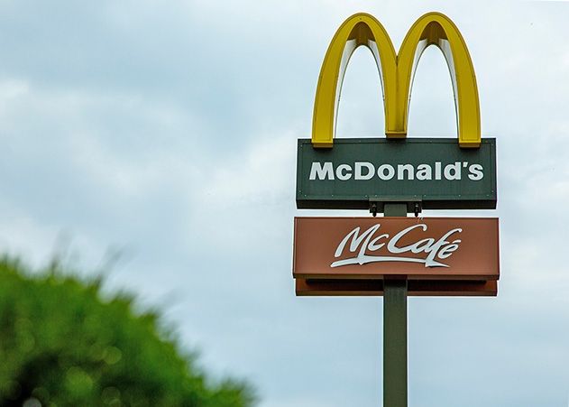 Fast-Food-Ketten wie McDonald’s müssen ihren Beschäftigten deutlich mehr Geld zahlen. Bis zum Jahr 2024 steigen ihre Löhne um insgesamt 28 Prozent, so die Gewerkschaft NGG.