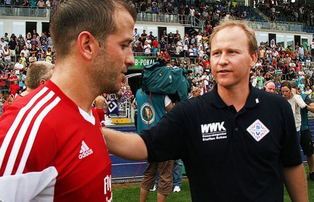 Steffen Geisendorf mit Rafael van der Vaart nach dem DFB-Pokalspiel gegen den Hamburger SV im Jenaer Ernst-Abbe-Sportfeld.