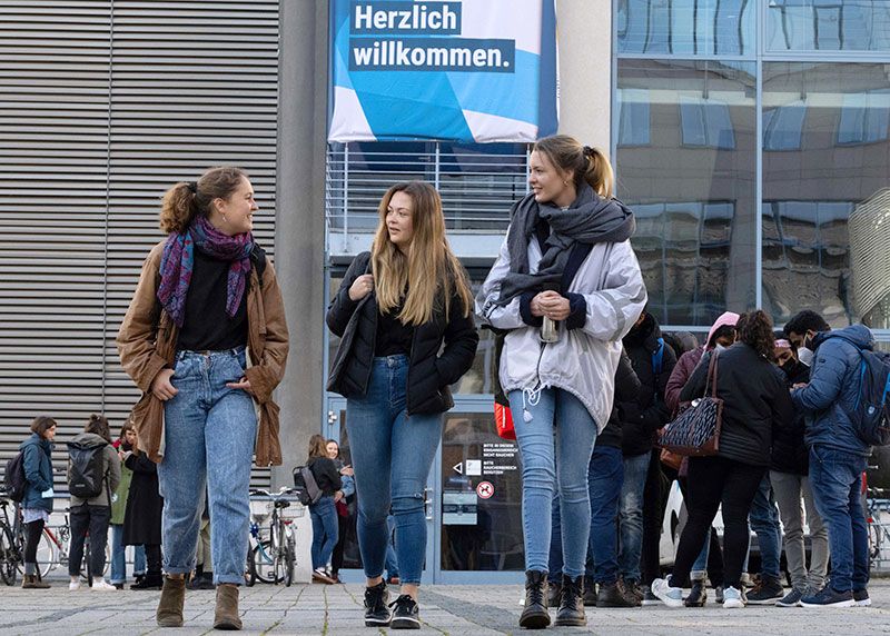 An der Universität Jena sind die Studierenden von Anfang an willkommen und werden bestens betreut, wie das aktuelle CHE-Ranking belegt.