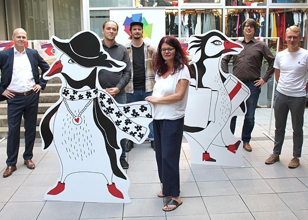 Michaela Jahn-Neubert, Vorstandsvorsitzende der Initiative Innenstadt Jena (Mitte) freut sich auf die Aktionstage „Dein Samstag im Paradies“, v.l.n.r: M. Holz (Goethe Galerie), Bürgermeister C. Gerlitz, S. Gottschalk (Del.Corazón), M. Henkenmeier (JenaWirtschaft) und J. Unger (Initiative Innenstadt).