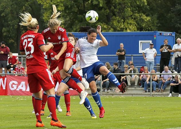 Kopfballduell zwischen Lisa Seiler (17/USV) und Carina Wenninger (19/Bayern), Mandy Islacker (23/ Bayern).