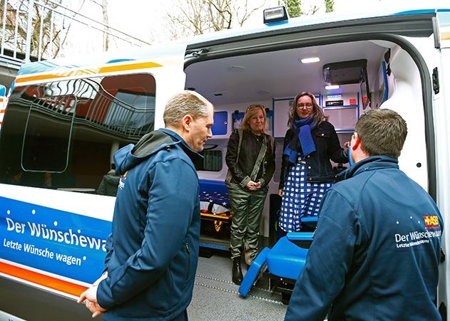 Notfallsanitäter Christian Giebner und Rettungsassistent Frank Heinicke (l.) vom Jenaer ASB präsentieren mit Stolz der Thüringer Ministerin für Arbeit, Soziales, Gesundheit, Frauen und Familie Heike Werner (r.) und der Landesvorsitzenden des ASB in Thüringen Birgit Pelke (MdL) den ersten Thüringer Wünschewagen.