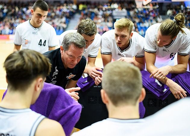 Jenas Trainer Frank Menz holt mit seinem Team den fünften Sieg im fünften Auswärtsspiel.