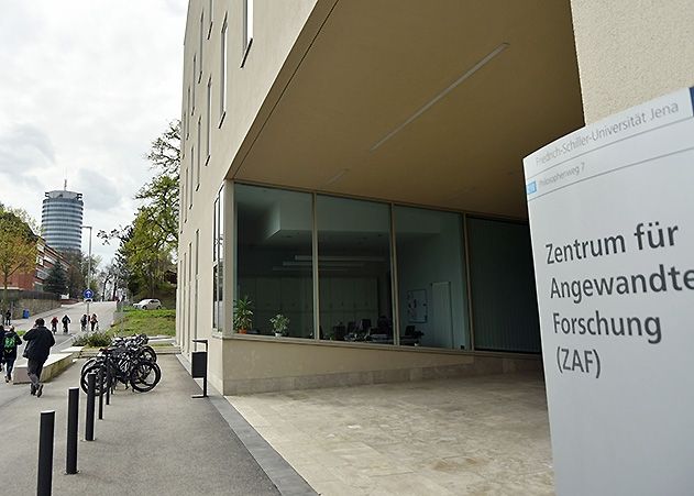 Das Zentrum für Angewandte Forschung der Universität Jena lädt am 22. September im Rahmen des „Tages der offenen Tür der Chemie“ Besucherinnen und Besucher ein.