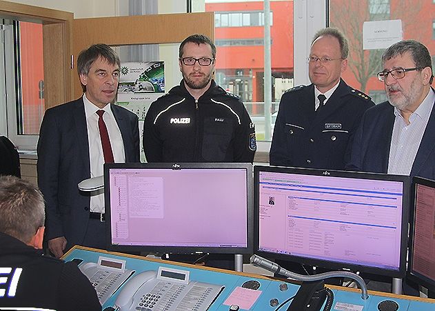 OB Albrecht Schröter (l.) und MdL Wolfgang Fielder (r.) beim obligatorischen Besuch der Jenaer Polizei an Heilig Abend. 2.v.r. LPI-Leiter Thomas Quittenbaum, daneben Dienstschichtleiter Björn Pauli.