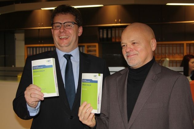 Markus Würtz (l.) und Bodo Smolka mit dem Fahrplanheft 2015/2016 des Jenaer Nahverkehrs. Am 13. Dezember tritt der Fahrplanwechsel in Kraft.