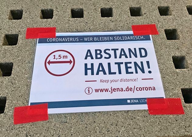 Bitte Platz nehmen mit 1,50 m Abstand.