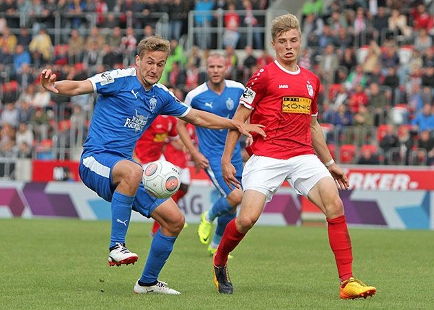 Der FC Carl Zeiss Jena verlängert Ausleihe von Stürmer Julian Günther-Schmidt (li.).