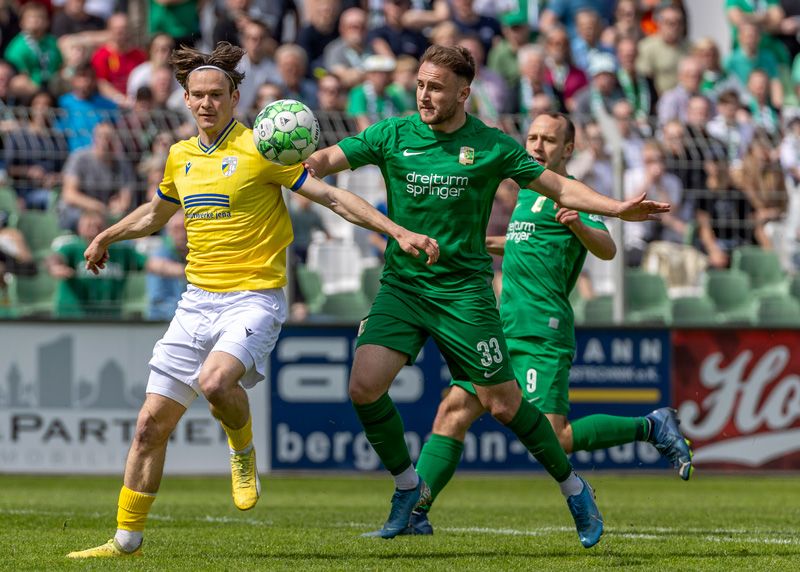 Jenas Torschütze Elias Löder trifft auch im Auswärtsspiel gegen Chemie Leipzig. Hier im Duell mit dem Leipziger Denis Jäpel.