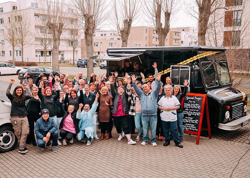 Was für eine Freude: Die Vitanas-Mitarbeiter wurden vom Food Truck überrascht.