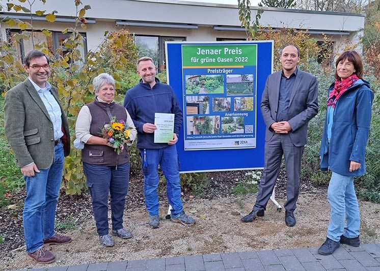 Bei der Preisverleihung im Garten des Hospizes Jena: v.l.: PD Dr. Ulrich Wedding (Vorsitzender der Hospiz- und Palliativ-Stiftung Jena), Kerstin Brozek (Ehrenamtliche), André Kaiser (Hausmeister), Bürgermeister Christian Gerlitz und Isabel Günther (Leiterin Fachdienst Umweltschutz).