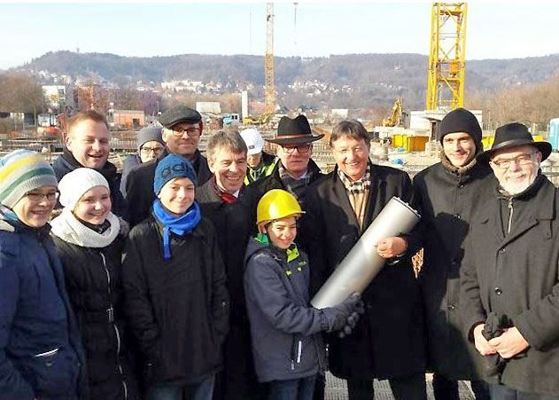 Großer Bahnhof zur Grundsteinlegung - mit Vertretern der Stadt und des Landes.