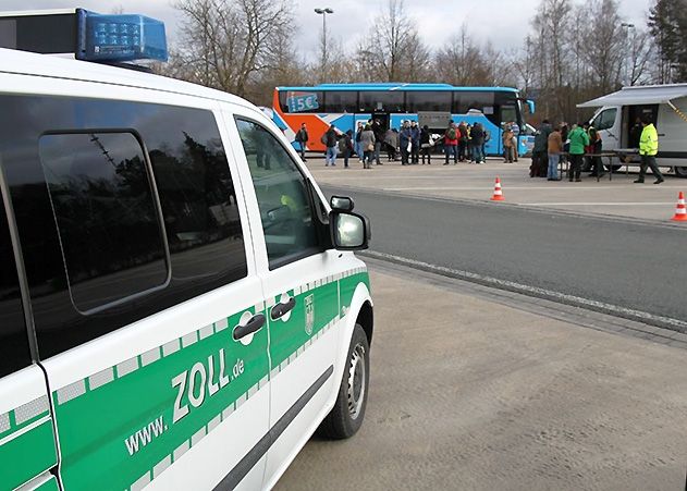 Buskontrolle am Hermsdorfer Kreuz.