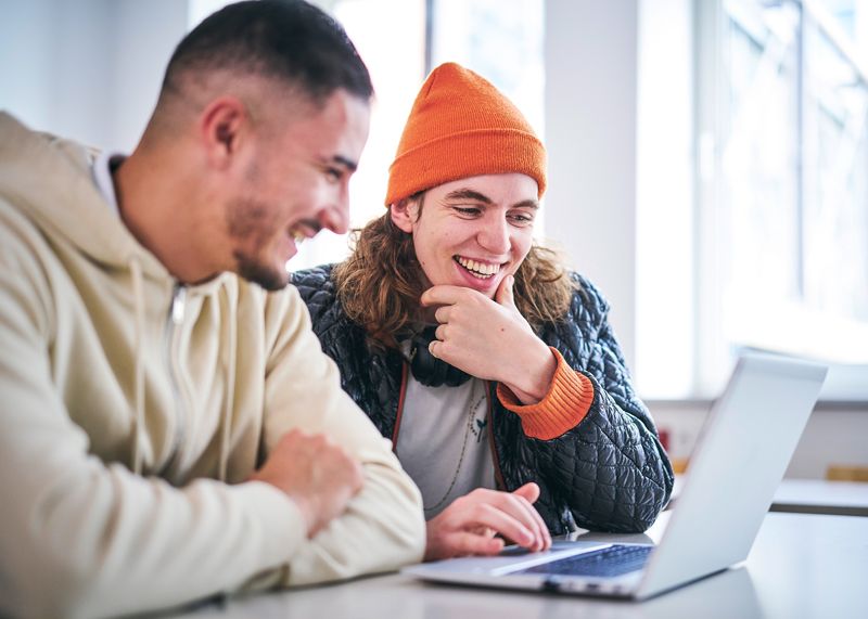 Studieninteressierte orientieren sich online zum Studienangebot an der Ernst-Abbe-Hochschule Jena.
