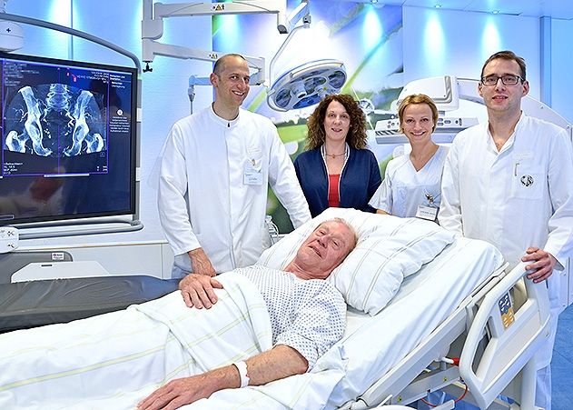 Nach der erfolgreichen Embolisation freuen sich Direktor Prof. Ulf Teichgräber die medizinische Fachangestellte Andrea Scholz, Angiographieschwester Sarah Müller-Michele und Oberarzt PD Dr. Tobias Franiel (v.l.) mit dem Patienten.