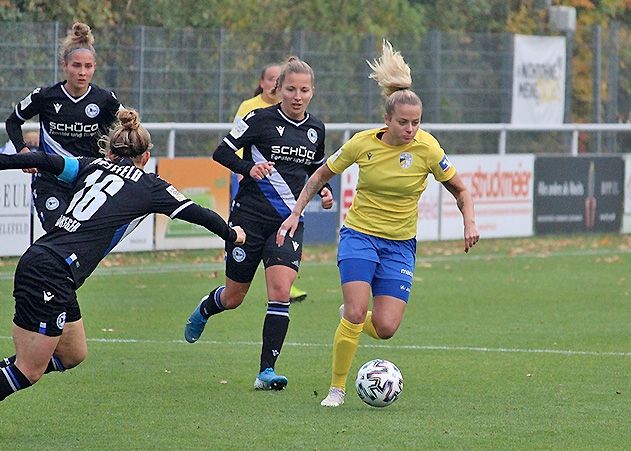 Jenas Torschützin Jenny Hipp traf fünf Minuten vor Abpfiff bei Arminia Bielefeld per Kopf zum 1:0-Siegtreffer.