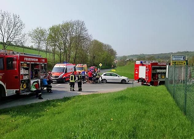 Nach einem Unfall zwischen einem Pkw und einem Motorrad musste die B88 zeitweise voll gesperrt werden. Krankenwagen, Rettungshubschrauber und die FF Dorndorf-Camburg kamen zum Einsatz.