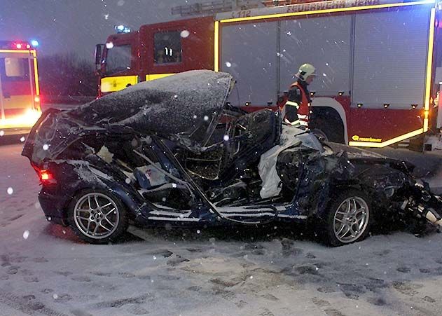 Ein Mann wurde in seinem Pkw eingeklemmt und musste von der Feuerwehr befreit werden.